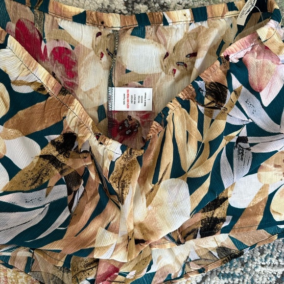 New Women’s Abstract Floral Shorts Size Large - Picture 5 of 10